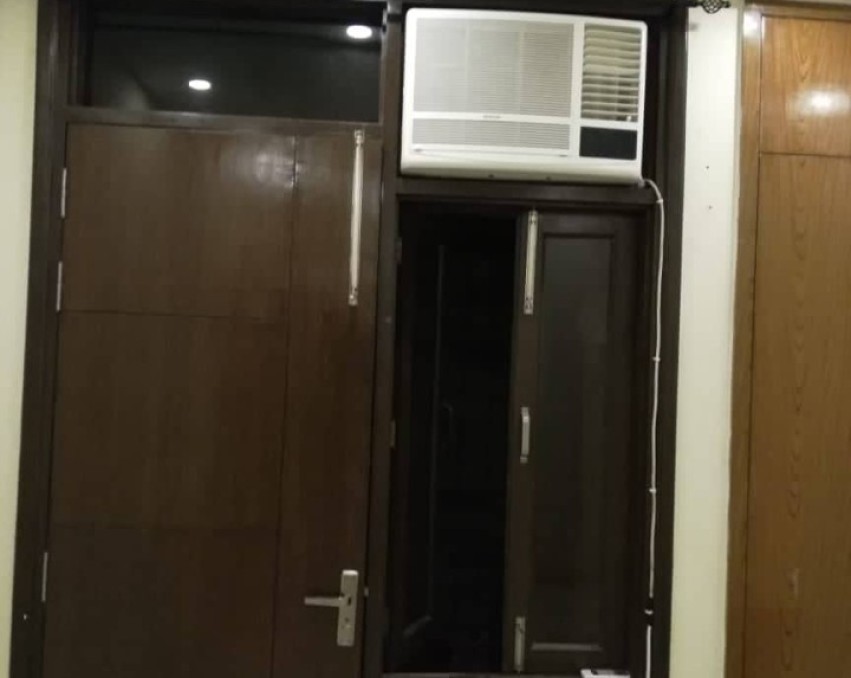 Single Room fully furnished with food available in Qutab Metro Station in delhi